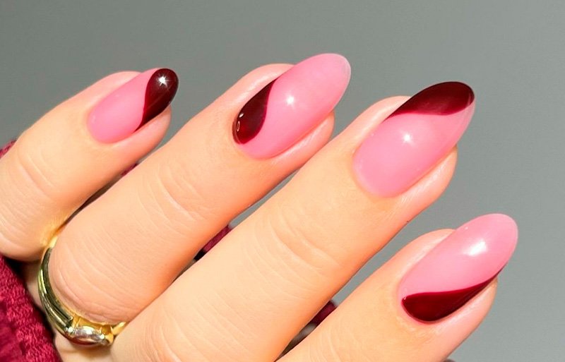 Unhas femininas bem feitas, com esmaltação elegante, acabamento brilhante e cutículas bem cuidadas.