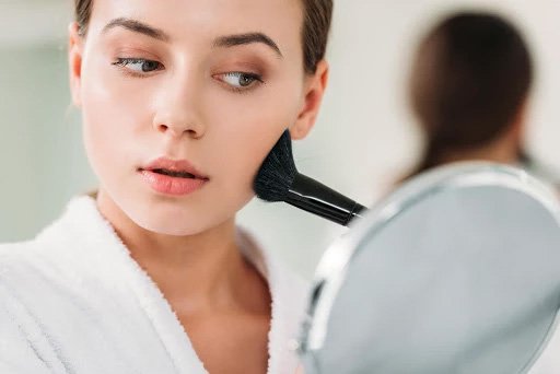 Mulher escolhendo produtos de maquiagem feminina