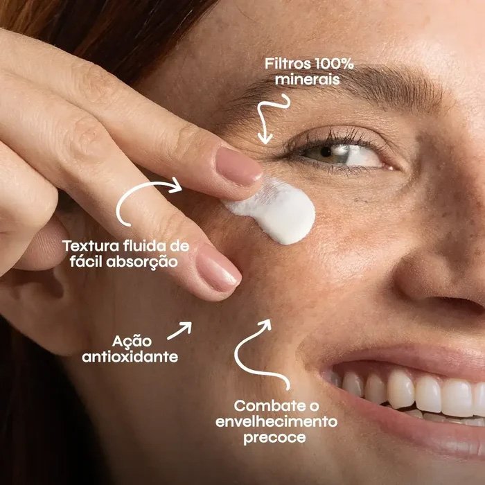 Mulher aplicando protetor solar no rosto durante sua rotina de skincare e cuidados diários com a pele.